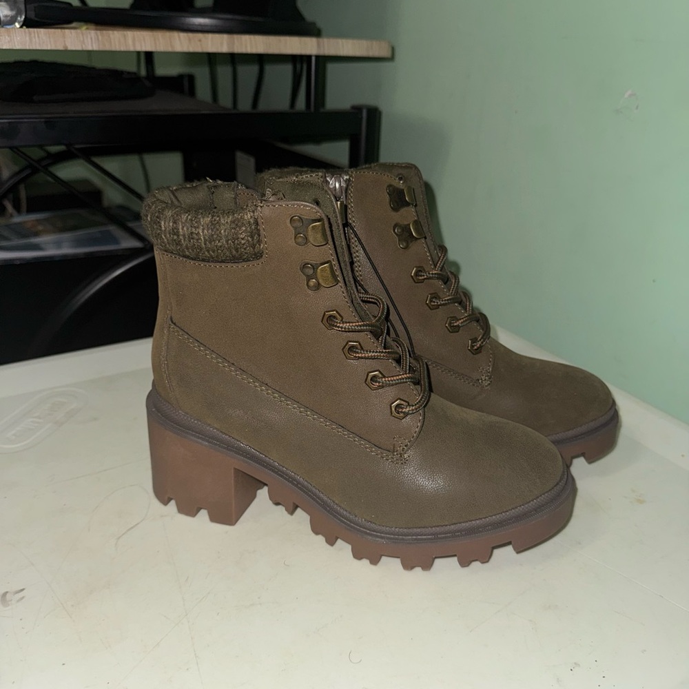 Universal Thread Olive Lace Up Boots